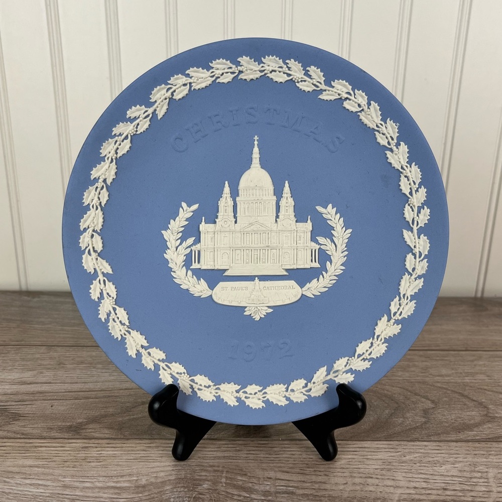Wedgwood Classic Blue and White Christmas 1972 Decorative Wall Plate